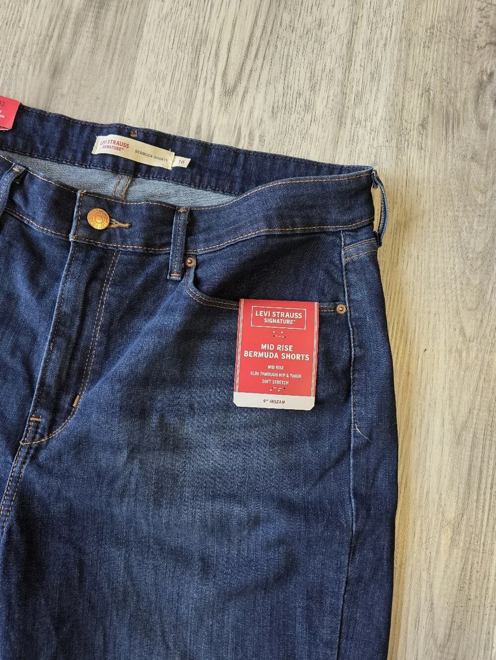 Levi Strauss Signature Women’s Bermuda Shorts Size 16 NWT